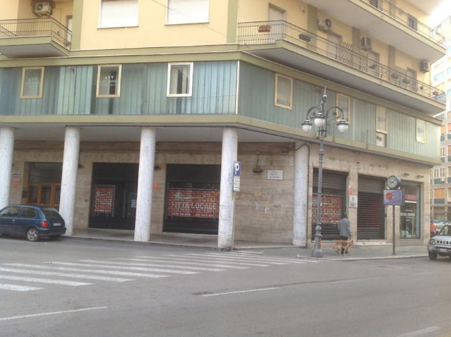 Altro negozio chiuso