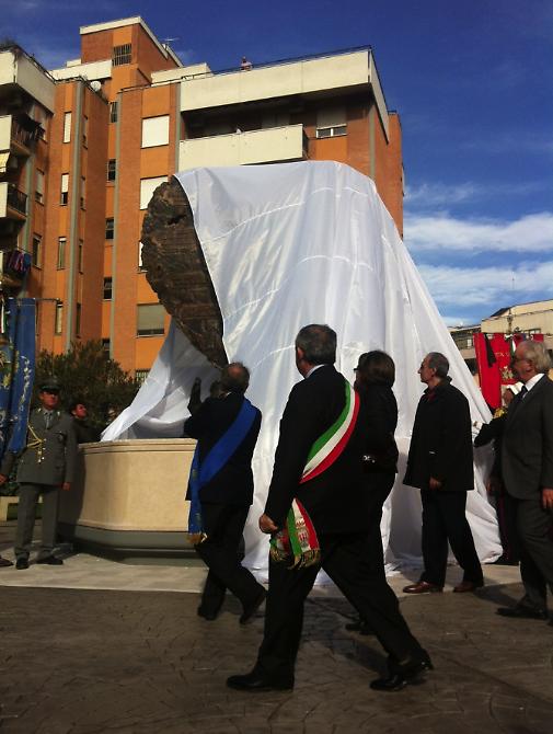 Lo svelamento del monumento alle vittime di Viale Giotto