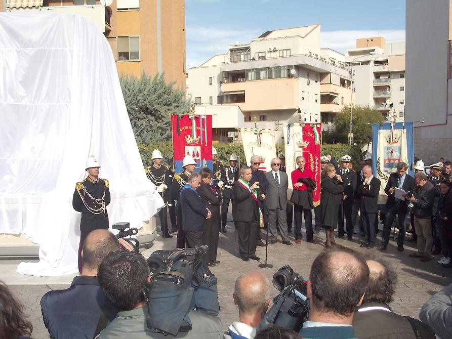 La manifestazione di commemorazione e di scoprimento del monumento a Viale Giotto