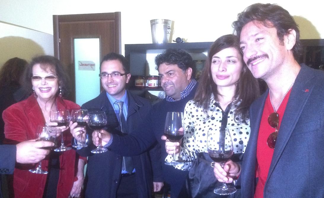 Il brindisi nel consorzio Start di Capitanata tra Claudia Cardinale, il regista Assanti (vicino la Tasini), Francesca Tasini e Sergio Assisi