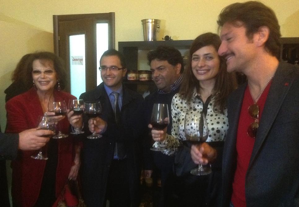 Il brindisi nel consorzio Start di Capitanata tra Claudia Cardinale, il regista Assanti (vicino la Tasini), Francesca Tasini e Sergio Assisi