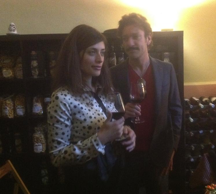 Francesca Tasini e Sergio Assisi che degustano il vino offerto dal Consorzio Start di Capitanata