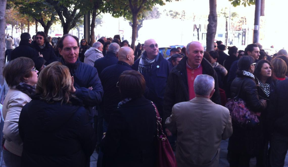 Un momento del sit-in di protesta in viale della stazione
