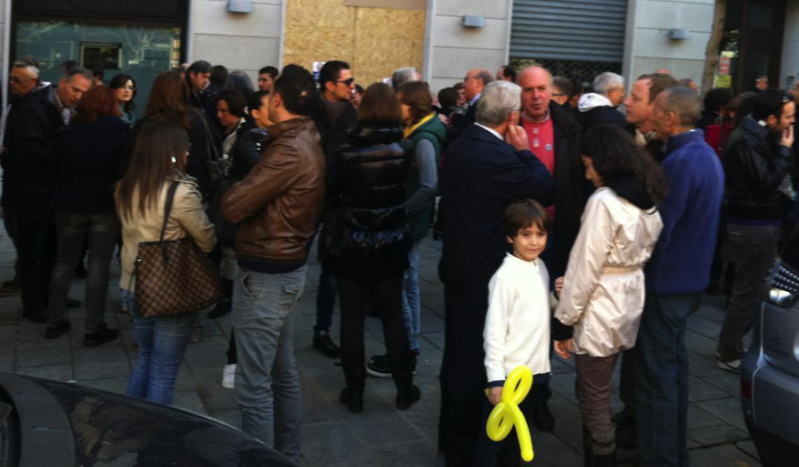 Un momento del sit-in di protesta in viale della stazione. Presente tra gli altri Pippo Cavaliere, presidente fondazione antiusura "Buon Sammaritano"