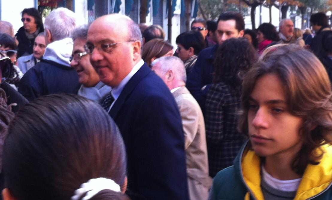 Un momento del sit-in di protesta in viale della stazione. In primo piano Salvatore Onorati, presidente Ordine dei Medici