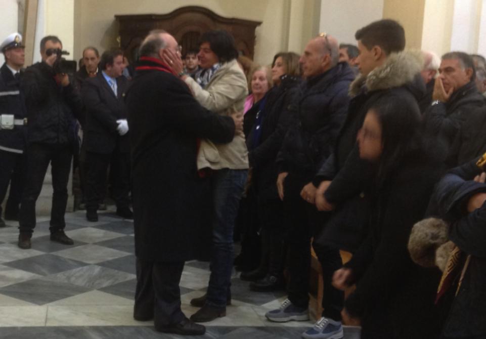 Il saluto di Peppino Baldassarre ad una delle figlie di Nocera