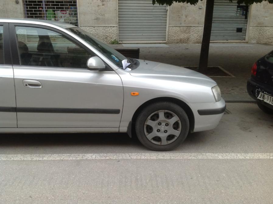 Le evidenti strisce bianche del parcheggio
