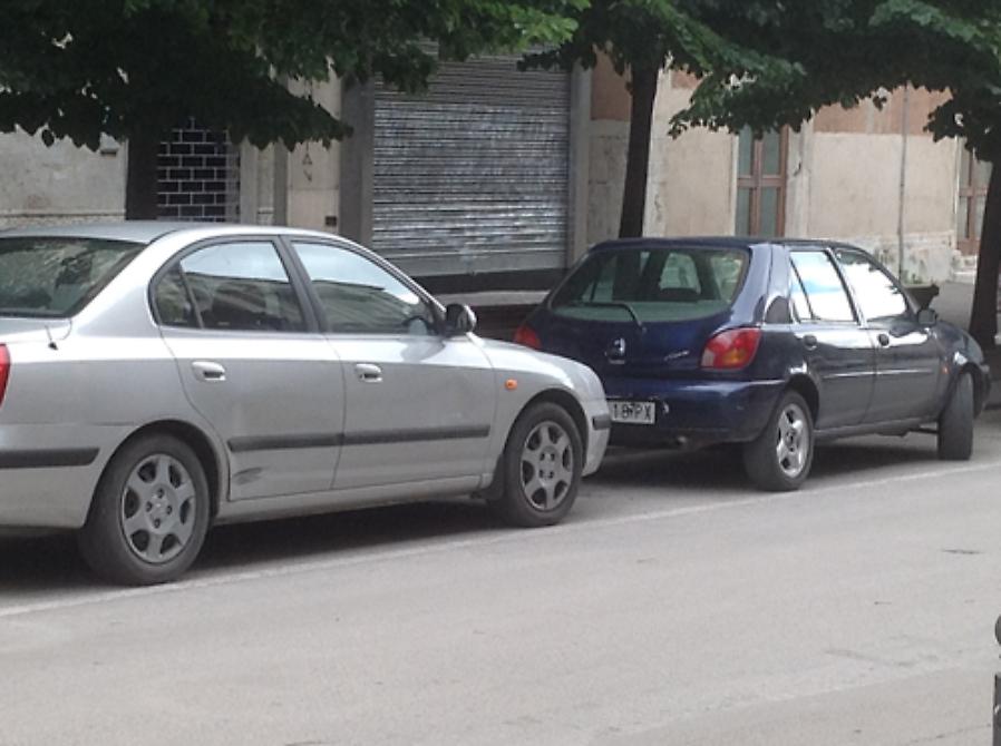 Le strisce bianche in cui sono parcheggiate le auto