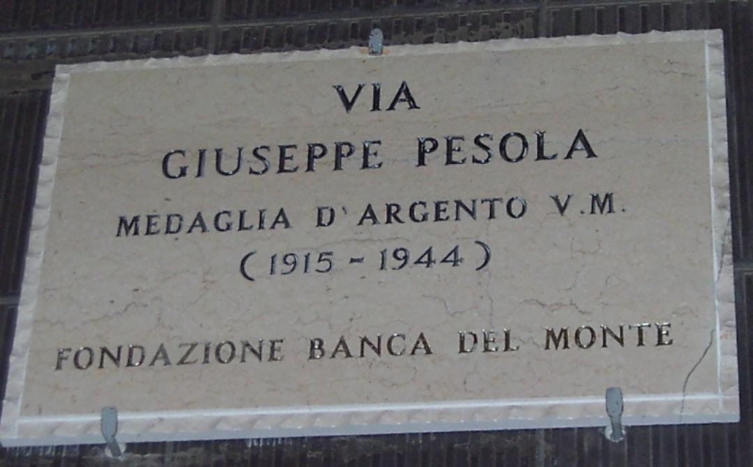 La targa della strada che ricorda Pesola