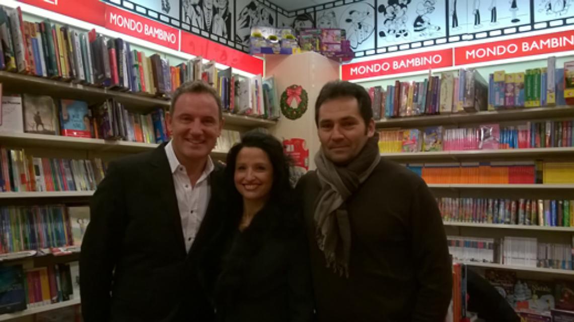 Craig Warwick con i titolari della Libreria Mondadori di Foggia 