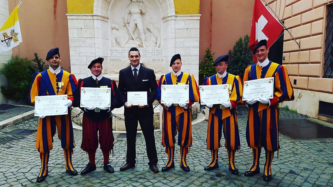 Antonio La Salandra con gli istruttori della Guardia Svizzera