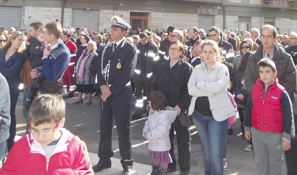 La partecipazione della gente alla cerimonia di commemorazione
