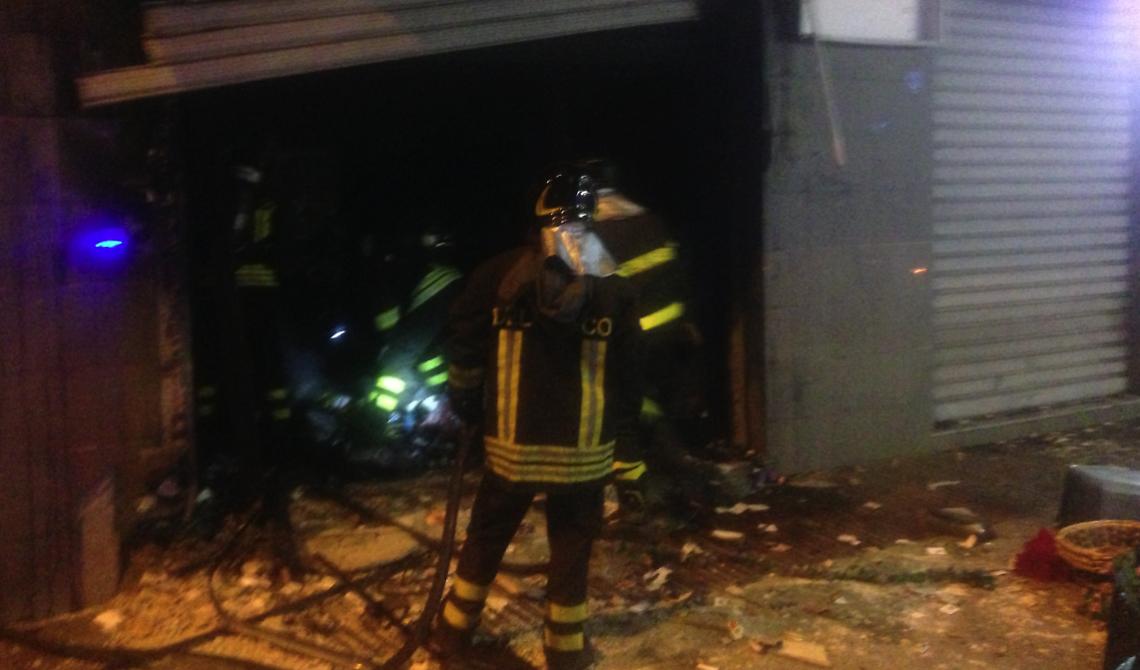 Via Mario Pagano: ignoti incendiano laboratorio orafo