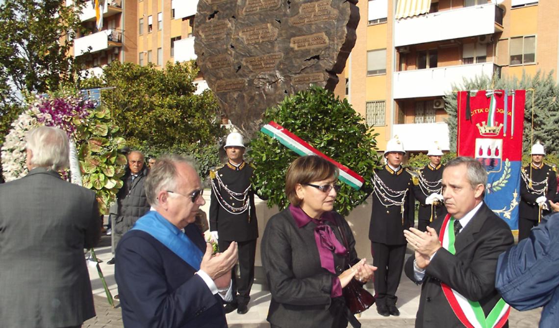 L'inaugurazioe del momumento. Da sinistra, il presidente Pepe, il Prefetto Latella, il sindaco Mongelli