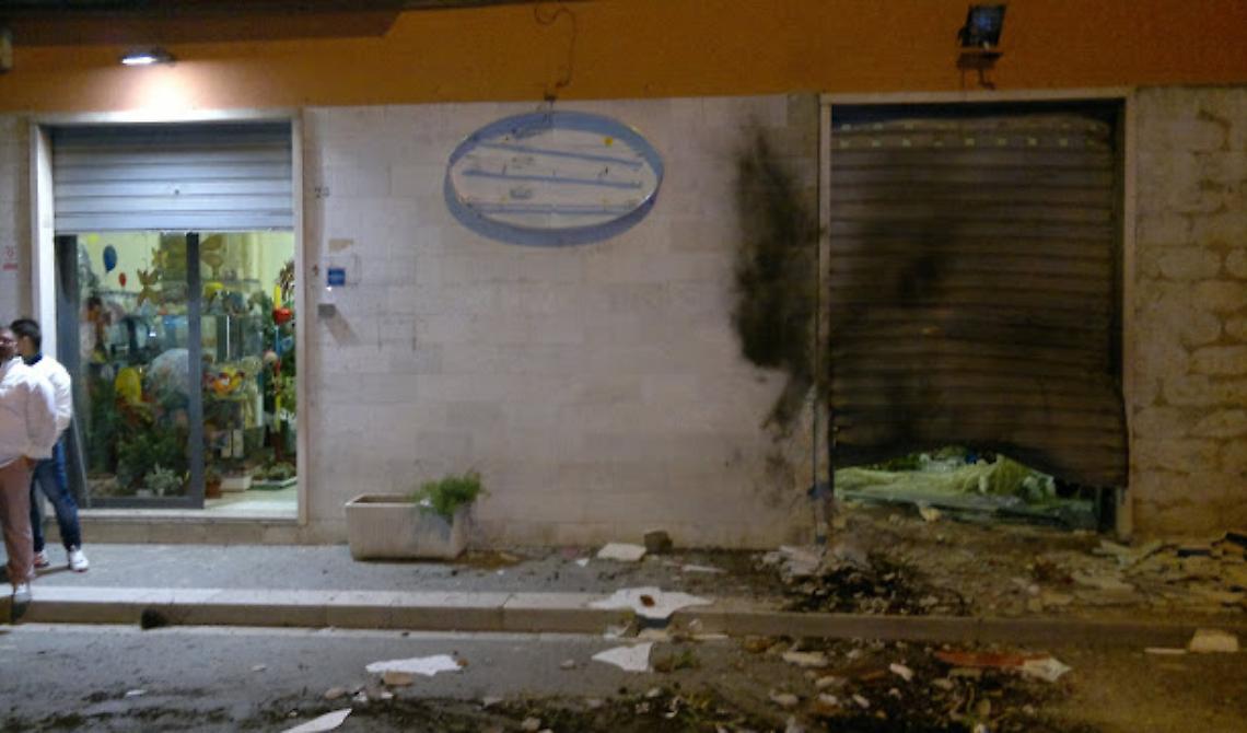Il negozio di fiori di Carapelle devastato dalla bomba (Ph. Matteo Piarulli)