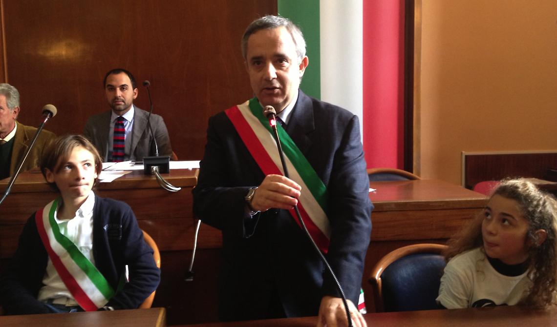 A sinistra Giulio Spinapolice, nuovo baby sindaco di Foggia. Al centro il sindaco Mongelli e di lato il sindaco baby uscente Laura Palombo