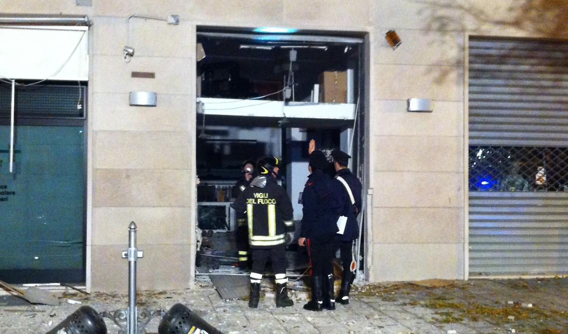 La saracinesca del negozio "Bibop Fascion" fatta esplodere