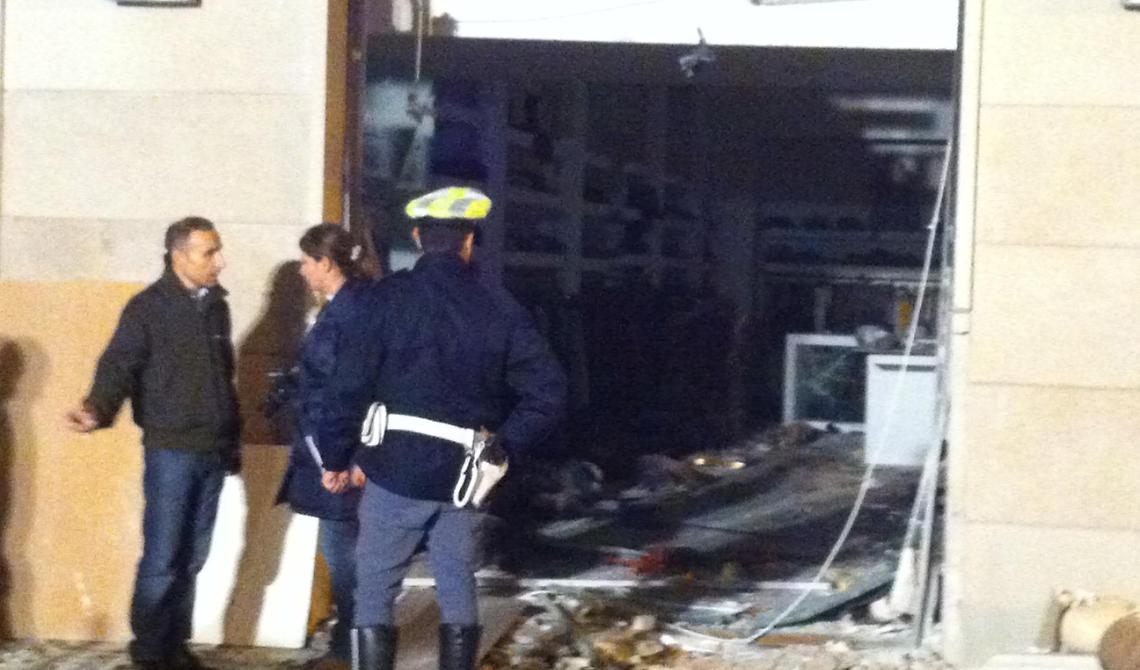 Il negozio "Bibop Fashion" sventrato dalla bomba