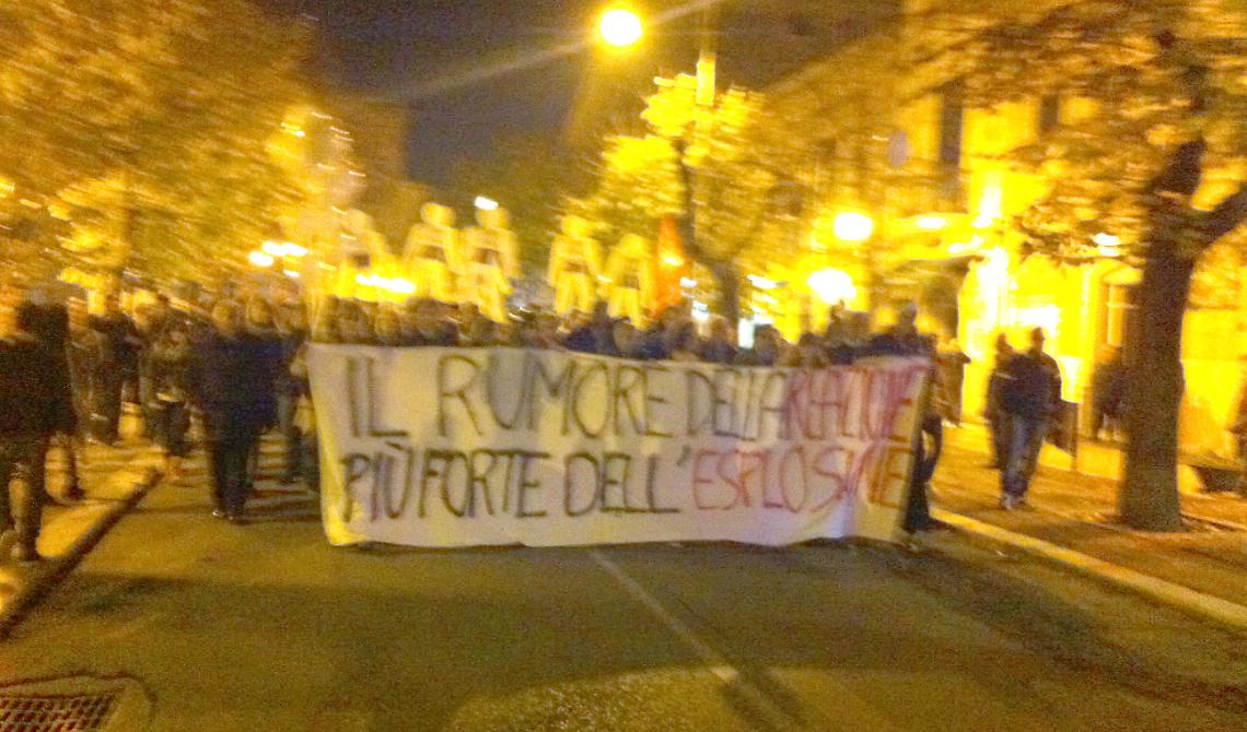 Il corteo contro gli attentati dinamitardi