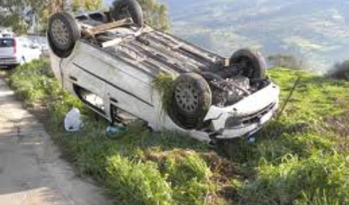 Auto ribaltata sull'asfalto
