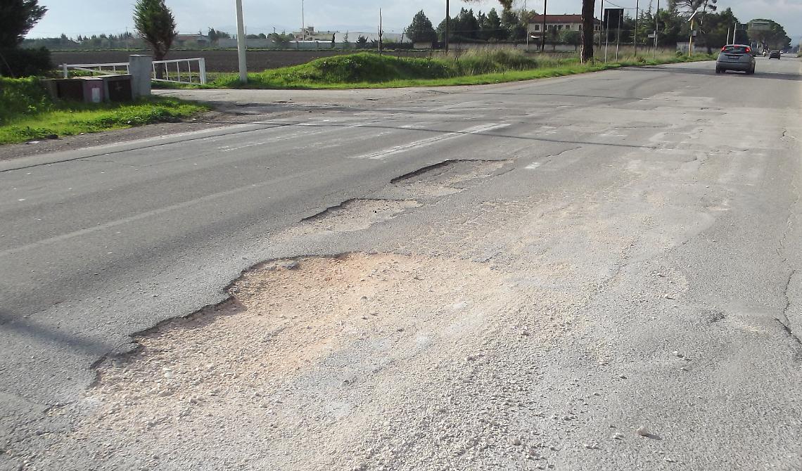 Le buche in via Napoli a Foggia