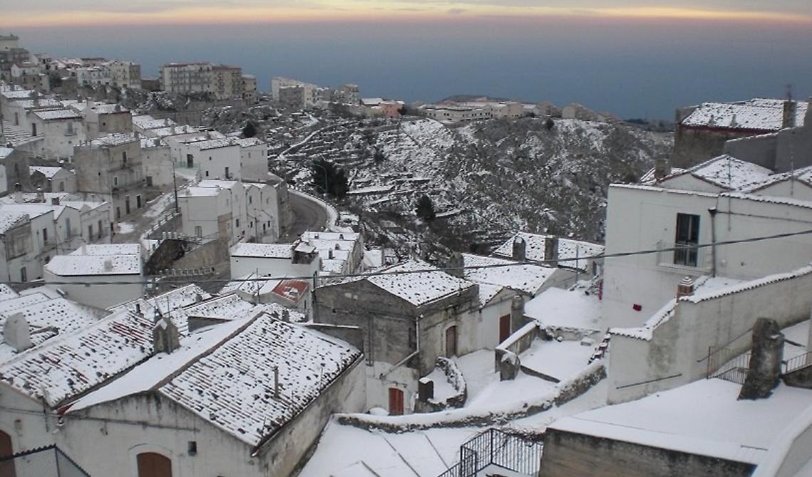Attila imbianca il ponte dell'Immacolata. Bene per gli amanti della montagna, male per chi resta in città con i disagi