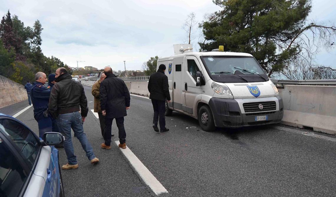 Assalto ad un portavalori, autostrada nel caos