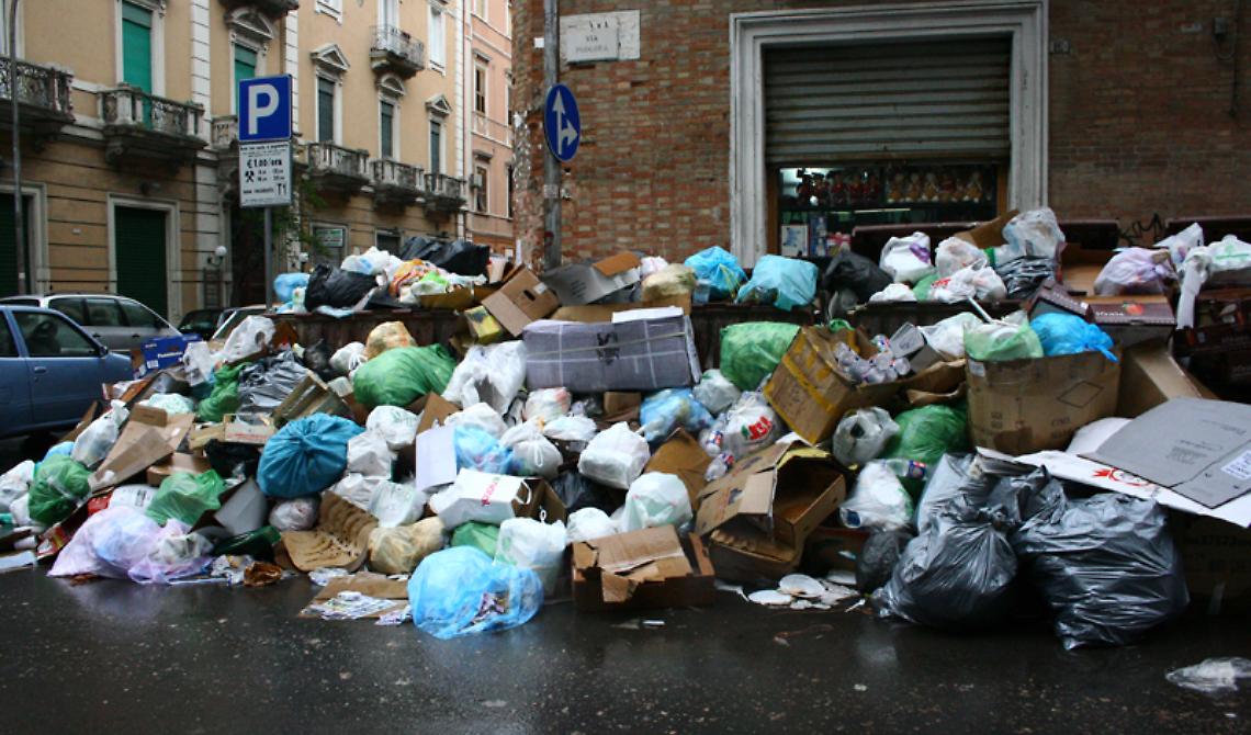 Raccolta rifiuti a Foggia, a lavoro 80 persone e 55 mezzi. Mongelli: «Dal 26 andrà meglio»