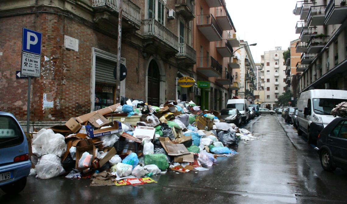 Mongelli: «Da oggi si lavorerà 20 ore al giorno per liberare Foggia dai rifiuti»