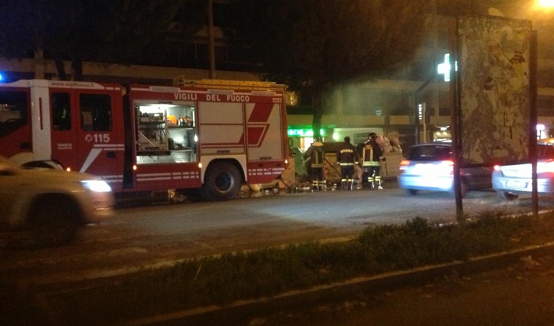 Foggia a fuoco: cassonetti di rifiuti dati alle fiamme in diverse zone della città