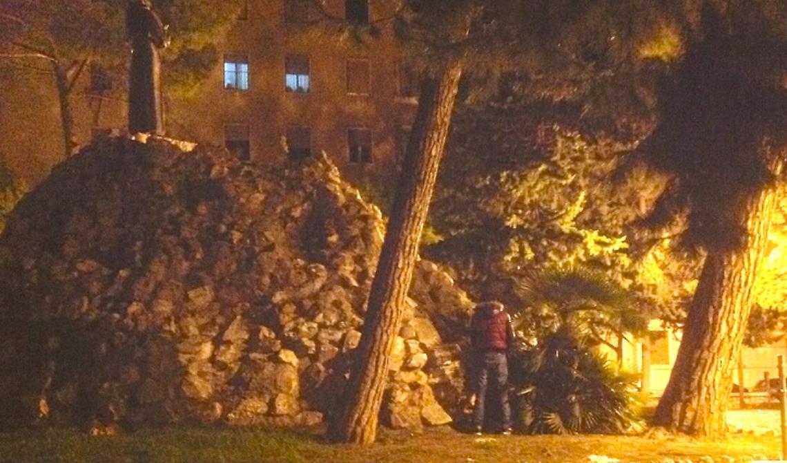 Nella città di S. Guglielmo e Pellegrino, c'è chi piscia sotto la statua di S. Francesco