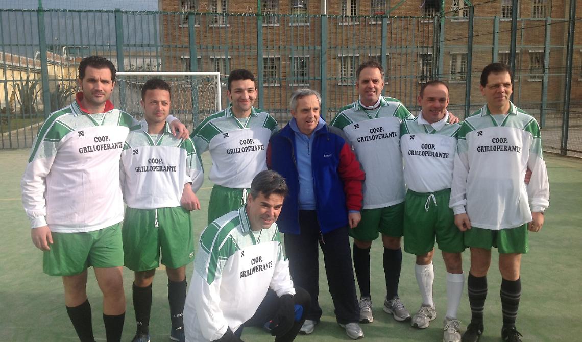 Dietro le sbarre di Foggia, consiglieri comunali e detenuti uniti da un pallone