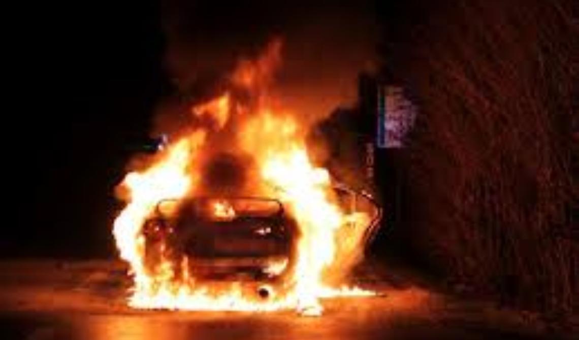 auto in fiamme