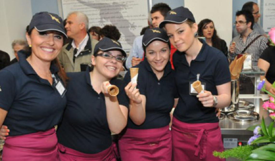 Rapinano la gelateria Gabrielino, dipendente si sente male e viene ricoverata in ospedale