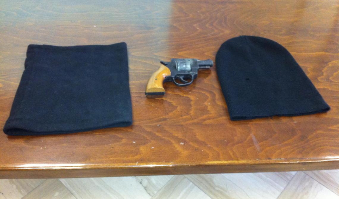 La pistola e i passamontagna utilizzati dai due baby rapinatori 