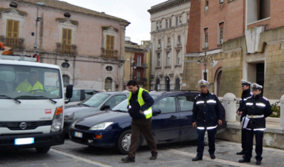 Crolla solaio nel centro storico: un ferito