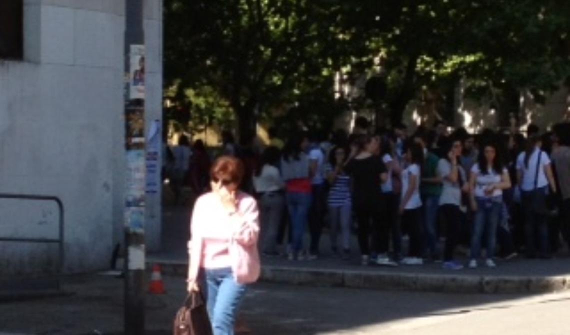 «Ma quale falso allarme: la puzza del gas l'abbiamo sentita eccome, al Poerio»