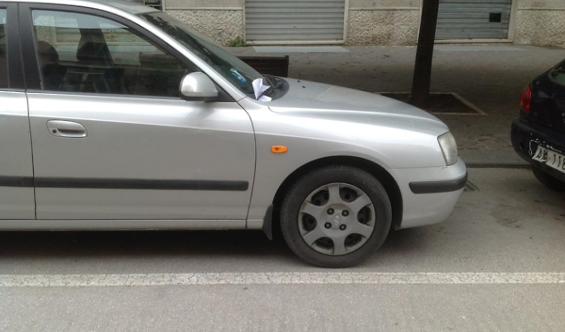 Parcheggiatore Ataf, se anche tu vedi le strisce bianche, perché fai la multa?
