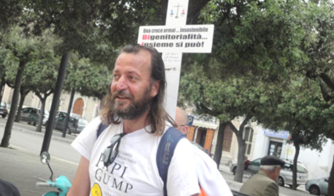 Quattromila chilometri per chiedere di essere padre