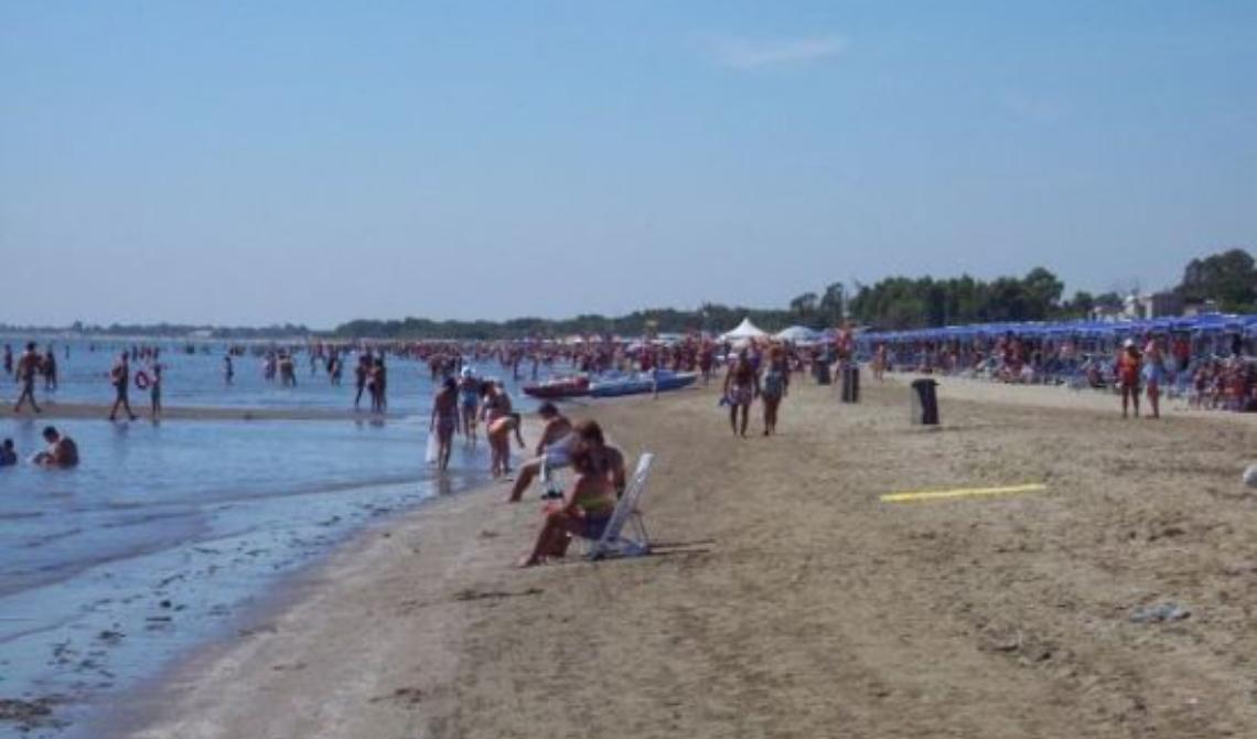 San Nicandro Garganico,  sequestrati 6.559 tra capi d’abbigliamento, giocattoli pericolosi 