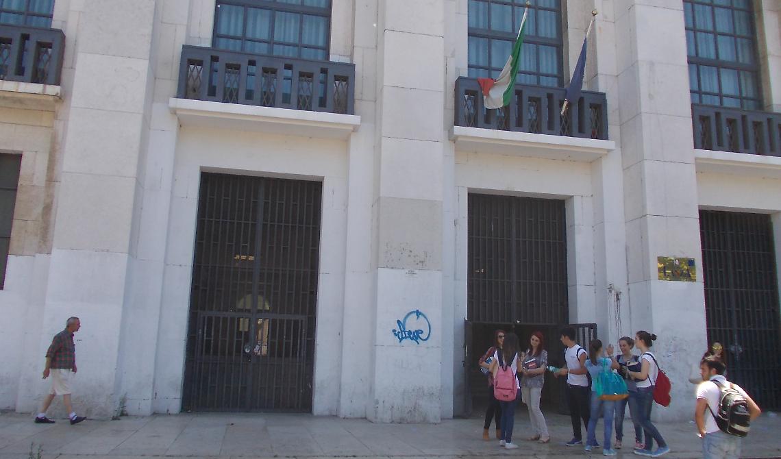 Alcuni studenti del liceo "Lanza" al termine della terza prova scritta.