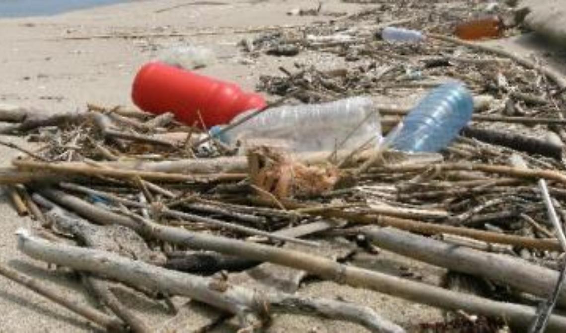 Marina di Chieuti inquinata dai rifiuti