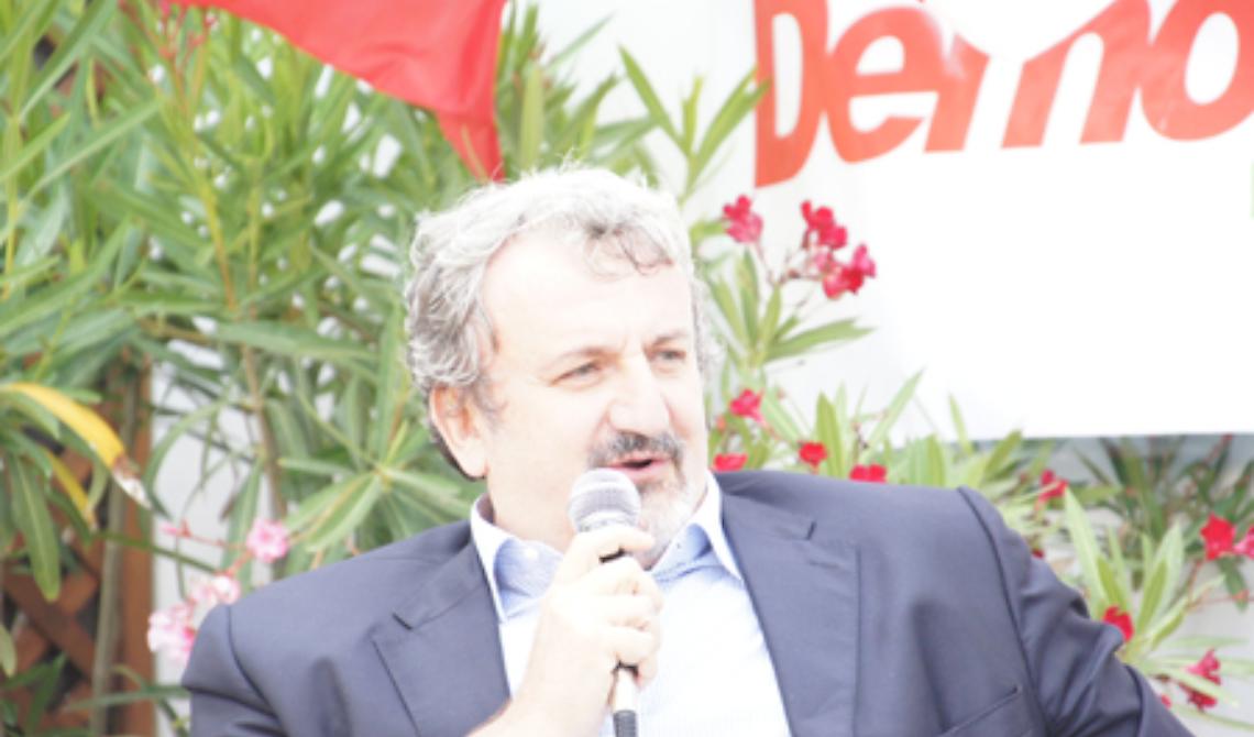Emiliano a Vieste: «Compagni, se vogliamo vincere, bisogna tornare a "zappare"»
