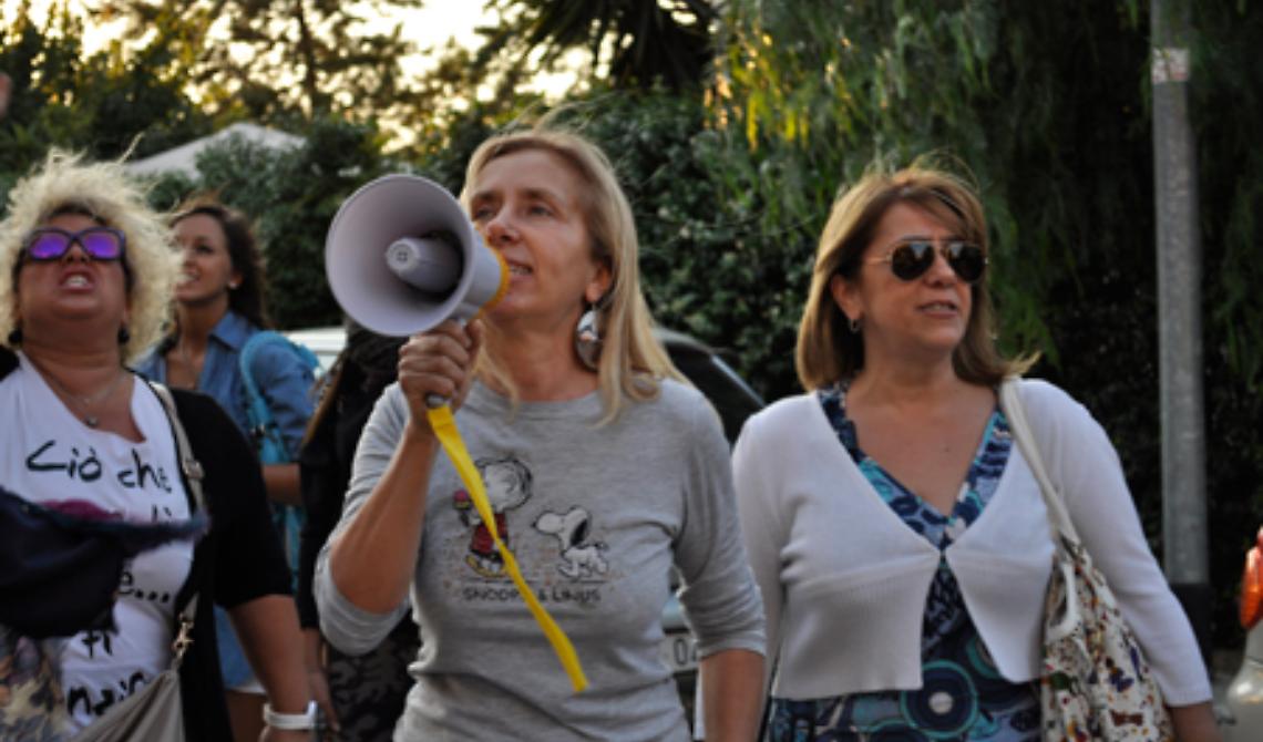 Strage dei gatti, oltre duecento persone in via Stame a gridare: «Assassino!»
