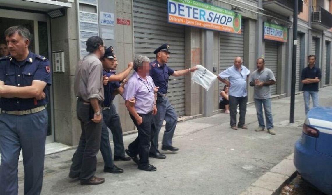 Luigi Stefanelli portato via dagli agenti