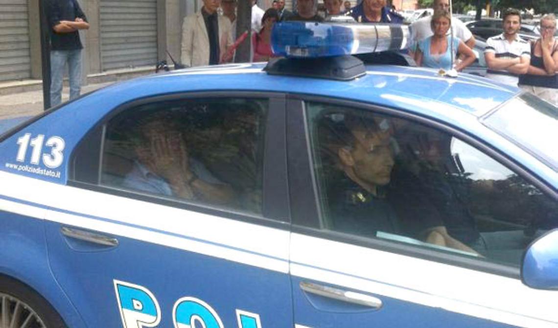 Stefanelli nella macchina della Polizia