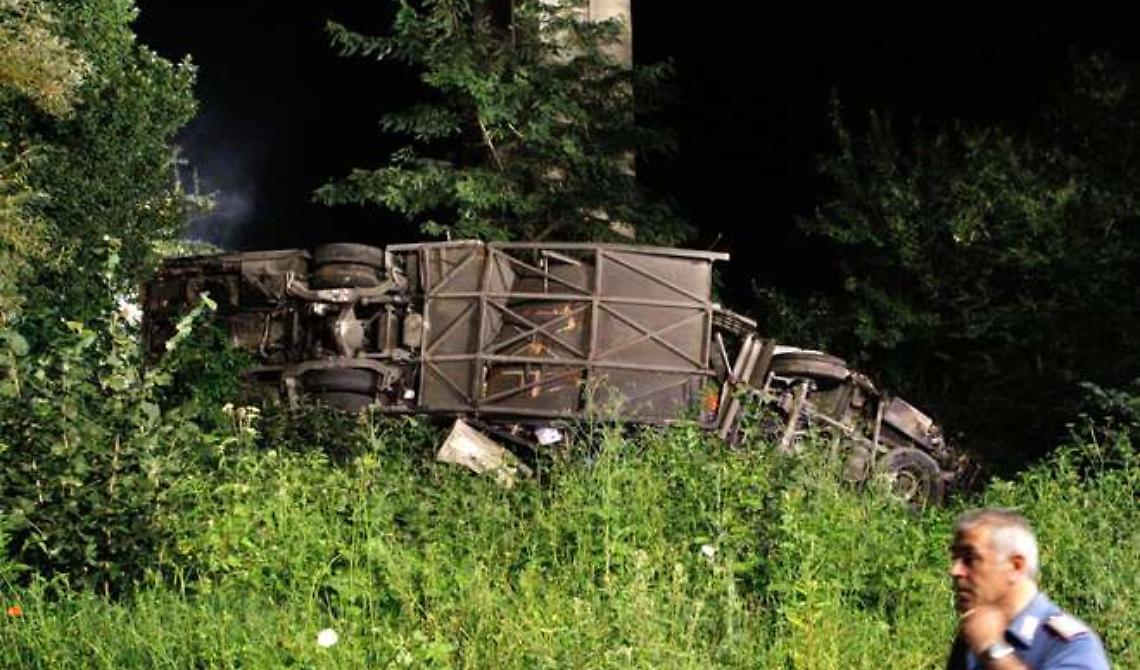 Pellegrini sull'autobus nel burrone: venivano da Pietrelcina, più di 30 i morti