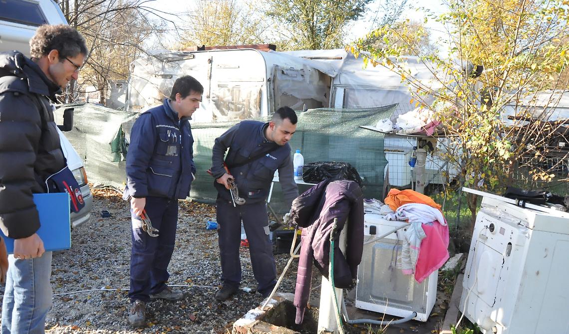 Occupano abusivamente edificio e rubano corrente elettrica: denunciati tre rumeni
