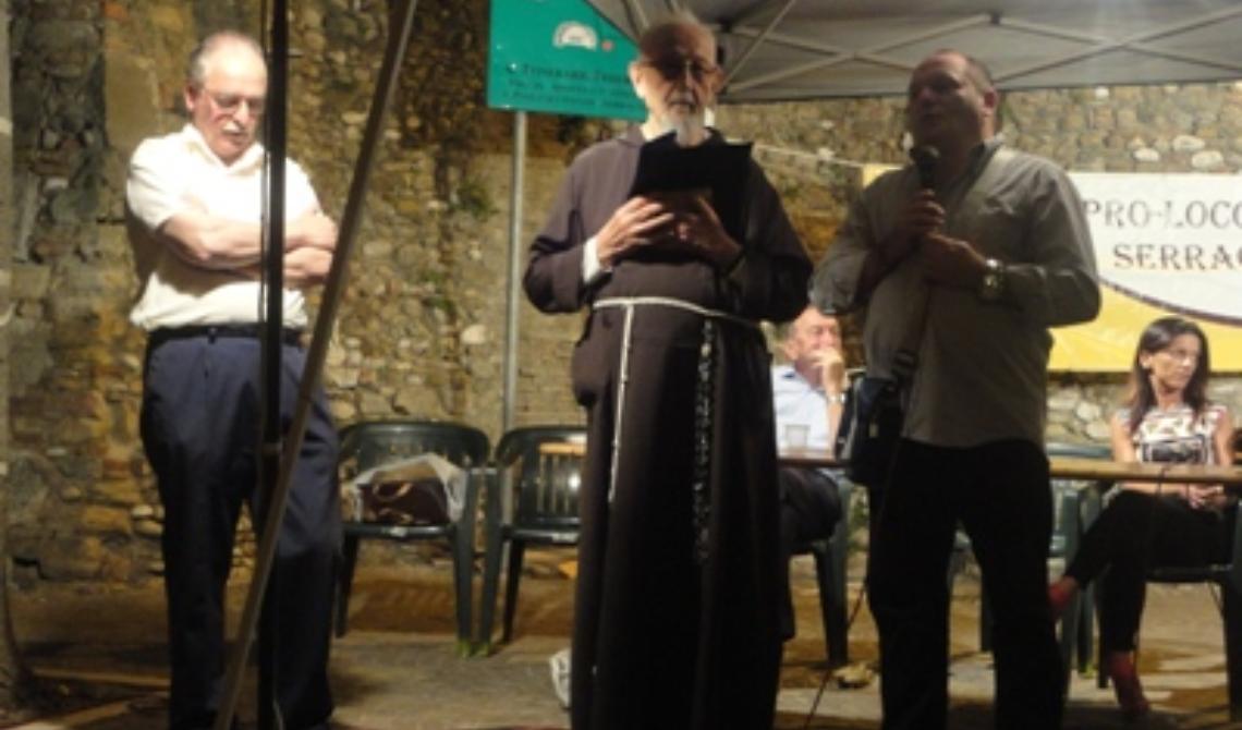 Il riconoscimento alla memoria dell'on. Gustavo De Meo consegnato a suo fratello p. Cipriano