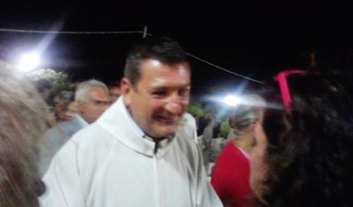 Fabrizio Gatta saluta i suoi compaesani dopo la messa
